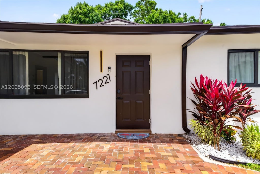 Photo of 7221 Freedom St, Hollywood, FL 33024 (MLS # A12095098)