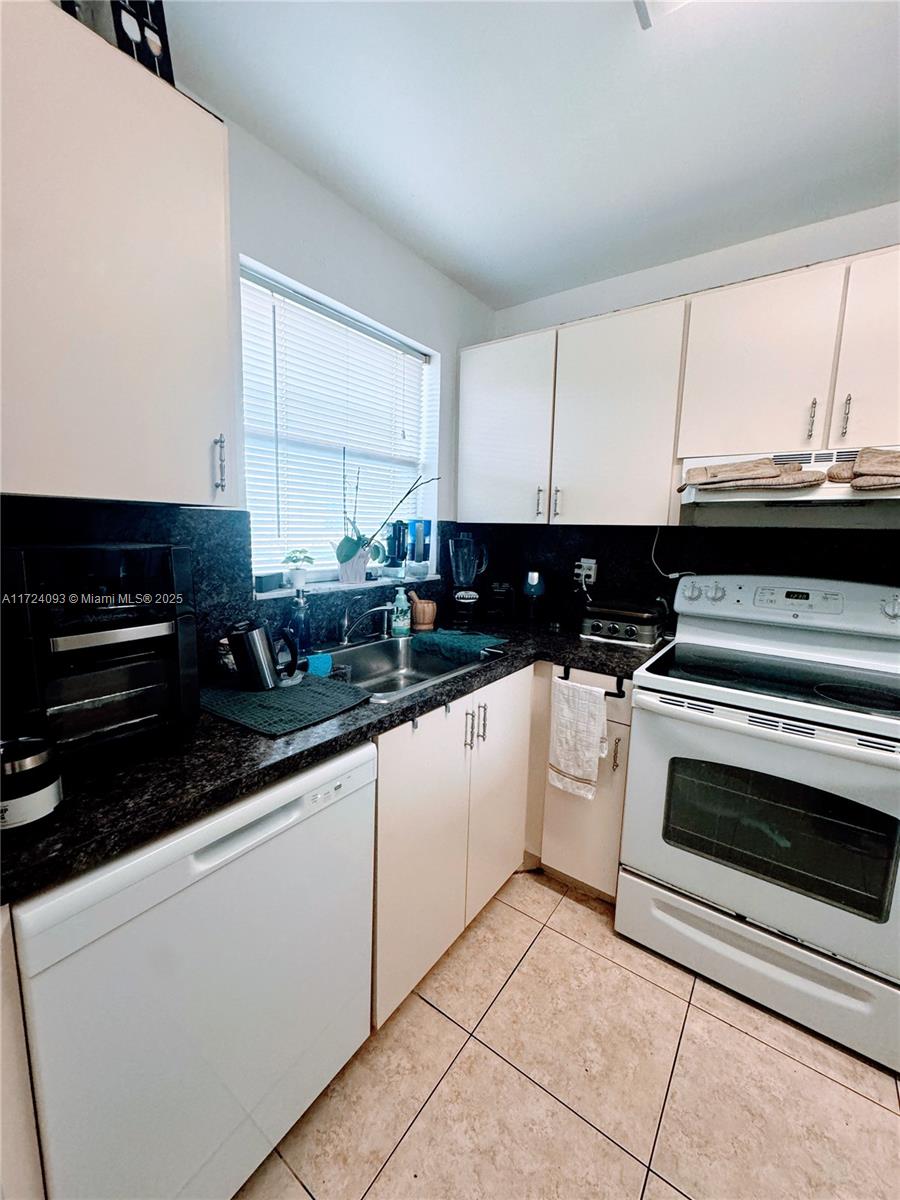 8500 Sunrise Lakes Blvd 104, Sunrise, Miami-Dade County, Florida - 2 Bedrooms  
2 Bathrooms - 