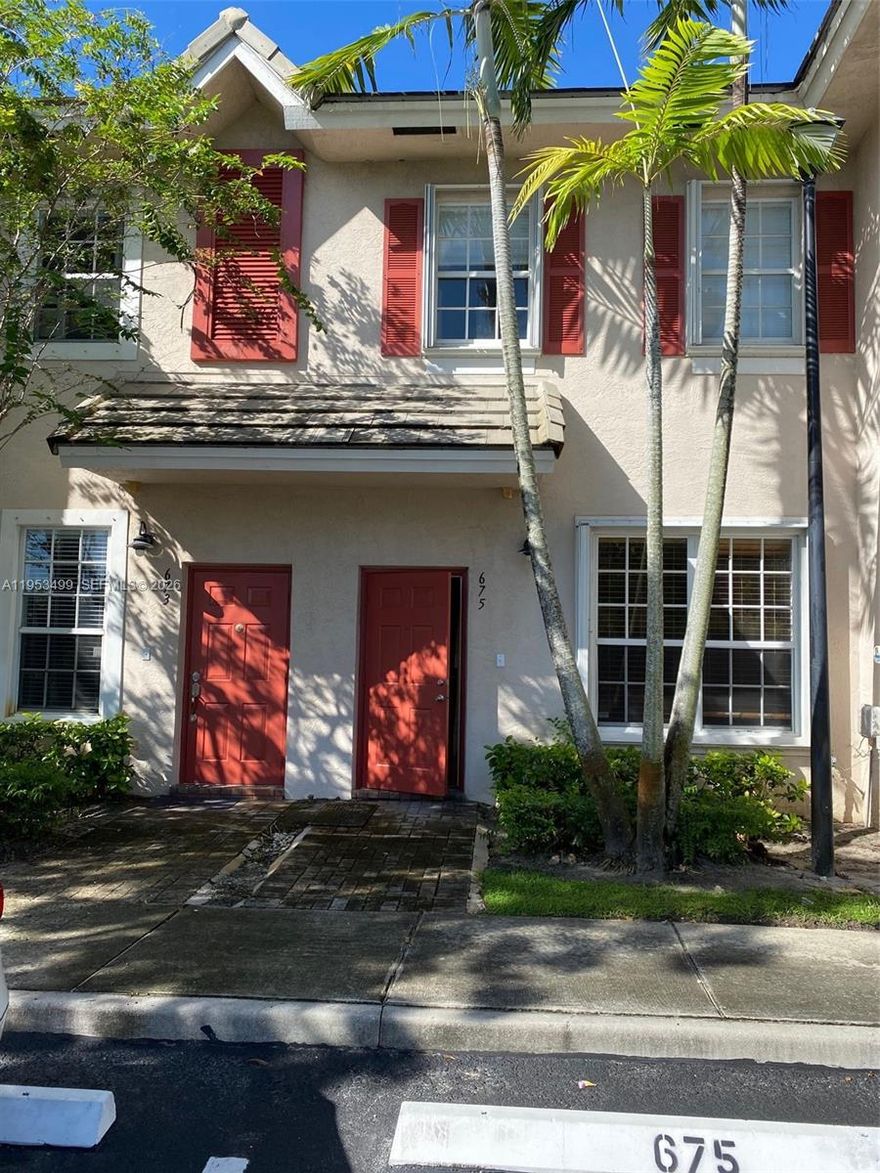 Beautiful 2 Bedroom and 2 and a half bathrooms, in this townhouse.. Refreshing swimming pool. One assigned parking space. near mayor highways, hospitals, restaurants, shopping centers. Great tenant!!.