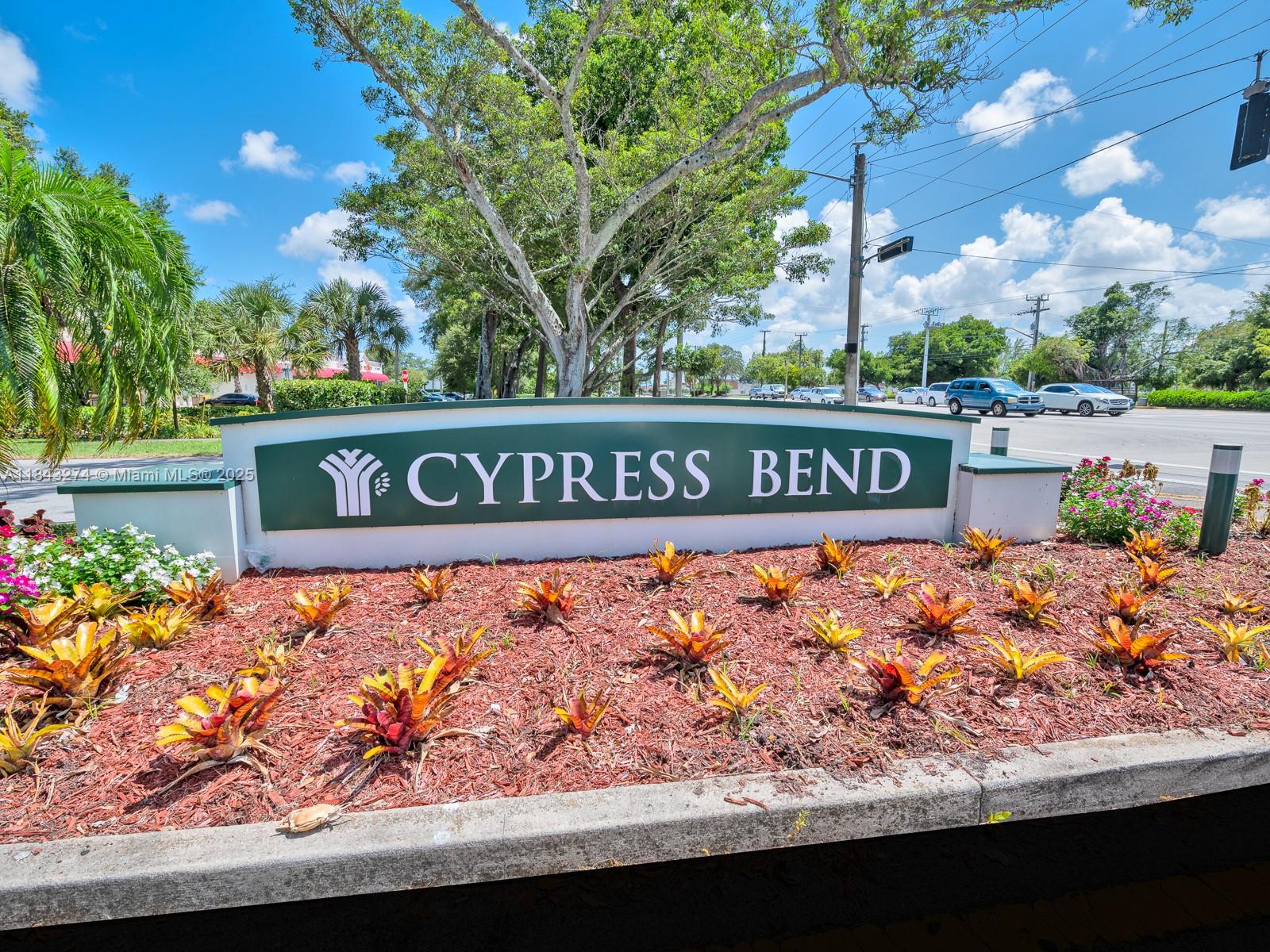 Absolutely gorgeous unit! Remodeled! new appliances, New Ac, New Water heater. Great location; near beautiful parks, modern shopping and entertainment, public transportation, 7 miles from beautiful beaches. No pets, no smoking. 700 credit score required. Please use rentspree, include application credit report, two most recent bank statements.