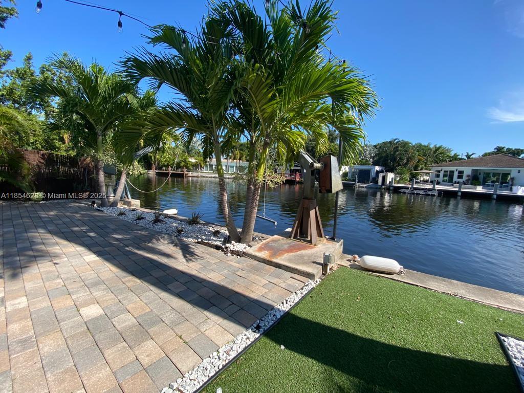Beautiful waterfront short term rental! This cozy, sunny and upgraded home has a spacious living room area overlooking the canal. Fully equipped kitchen with everything you need! Master bedroom has a king size bed and walk in closet. The 2nd bedroom has 2 single beds each with an extra single bed pullout and there is an additional futon. Screened patio area and lovely backyard to enjoy. The home is good for up to 6 people. Pet friendly but requires deposit. Location in excellent, easy access to Las Olas, Wilton drive, the beaches and more! Available short term or long term!!