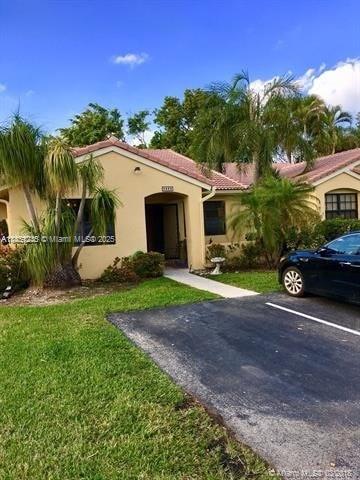 Updated Tiled 3/2 lake front Villa with Full size washer Dryer, Stainless steel appliances. Community pool, 2 private parking. Centrally located, walking to worship, shopping. Quite community.
Will be available to move in on September 15. Can be shown with appointment, Call LA