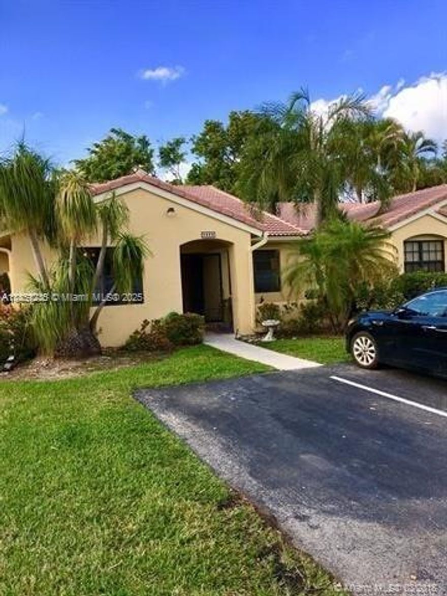 Updated Tiled 3/2 lake front Villa with Full size washer Dryer, Stainless steel appliances. Community pool, 2 private parking. Centrally located, walking to worship, shopping. Quite community.
Will be available to move in on September 15. Can be shown with appointment, Call LA