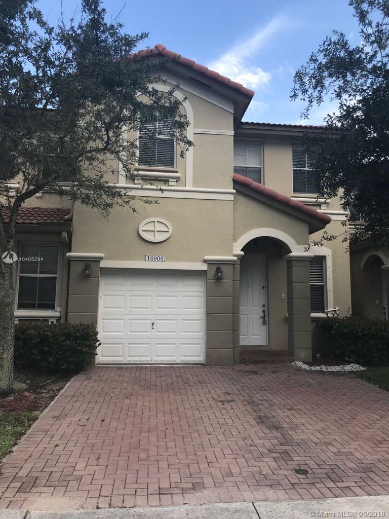 Gorgeous Townhouse located in Antilles in The Islands of Doral Townhomes. Spacious Kitchen,
Family Room, Living and Dining Area, 4 Bedrooms and 2.5 Bathrooms. Beautiful common areas, pool, Club House and Children Play Area. Near to International and Dolphin Mall, restaurants and Turnpike.