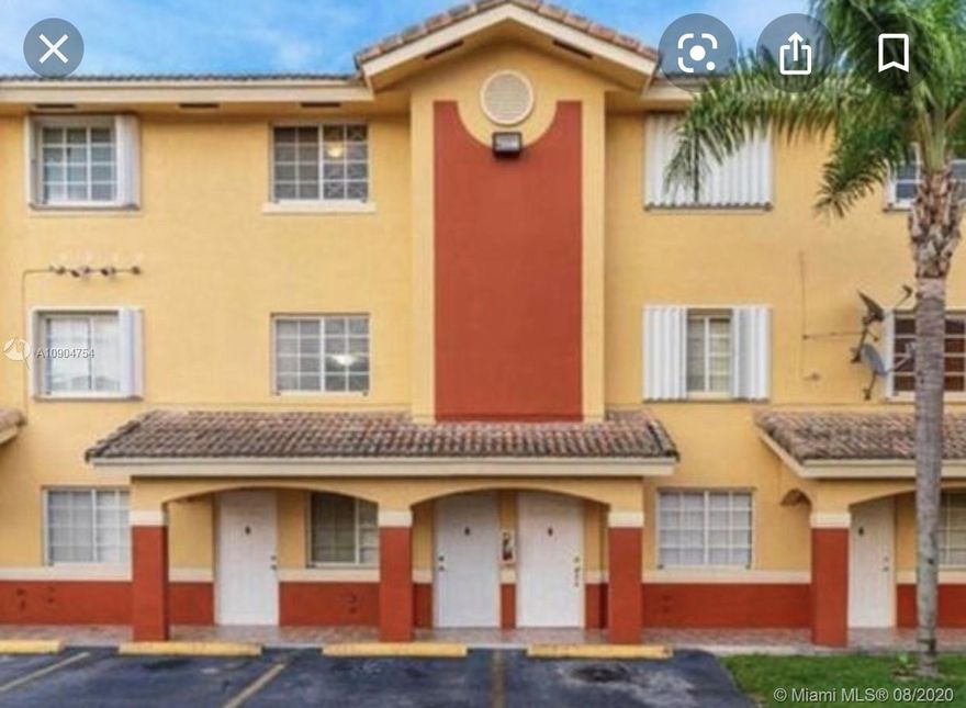 Beautifully maintained in highly desired building. 1ST FLOOR ENTRY, TILED, 2ND FLOOR LIVING AREA, 3RD FLOOR BEDROOMS, ***WASHER & DRYER inside unit*** CLOSE TO MAJOR EXPWY,PALMETTO, I-75