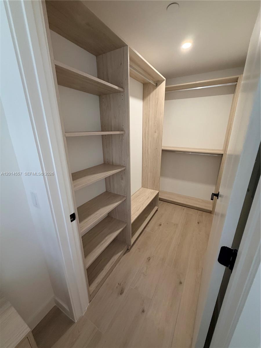 225 N Miami av 907