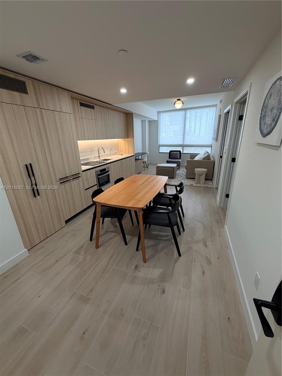 225 N Miami av 907
