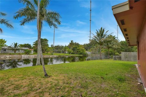Single Family Residence in Miami Gardens FL 20600 2 Ct 16.jpg