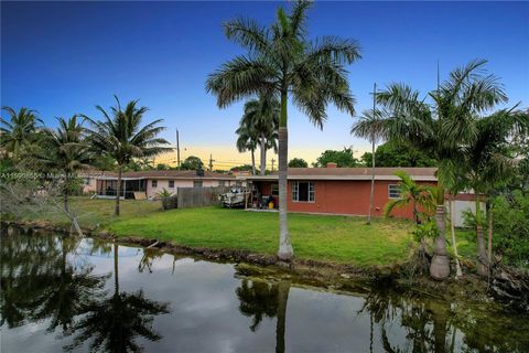 Single Family Residence in Miami Gardens FL 20600 2 Ct 1.jpg