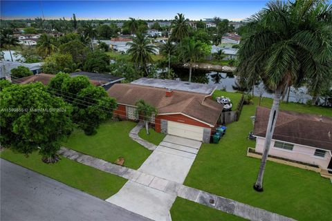 Single Family Residence in Miami Gardens FL 20600 2 Ct 14.jpg