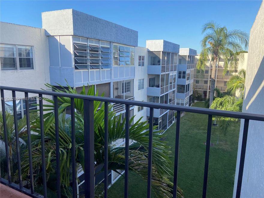 Beautiful Update spacious 2/2 on the 4 Floor, this unit has two large bedrooms, each with respectivve badrooms> The amenities include Tennis Courts, Clubhouse, pool, close to shopping center, Malls and Beach. Laundry Facilities on site. It come with one personal parking space, and guest parking.