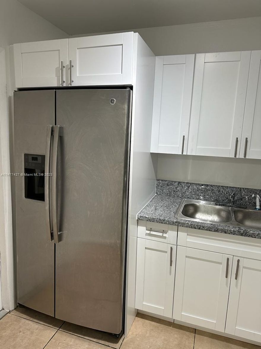 Beautiful 2 bedroom 2 bathroom apartment with nice view. New Kitchen and new bathrooms .Fresh painted with 1 big balcony. Location is perfect, close to supermarkets, restaurants in the area, many shopping plazas just across the street. Great Pool , and fenced entry for security. Fully remodeled. Large size master bedroom.