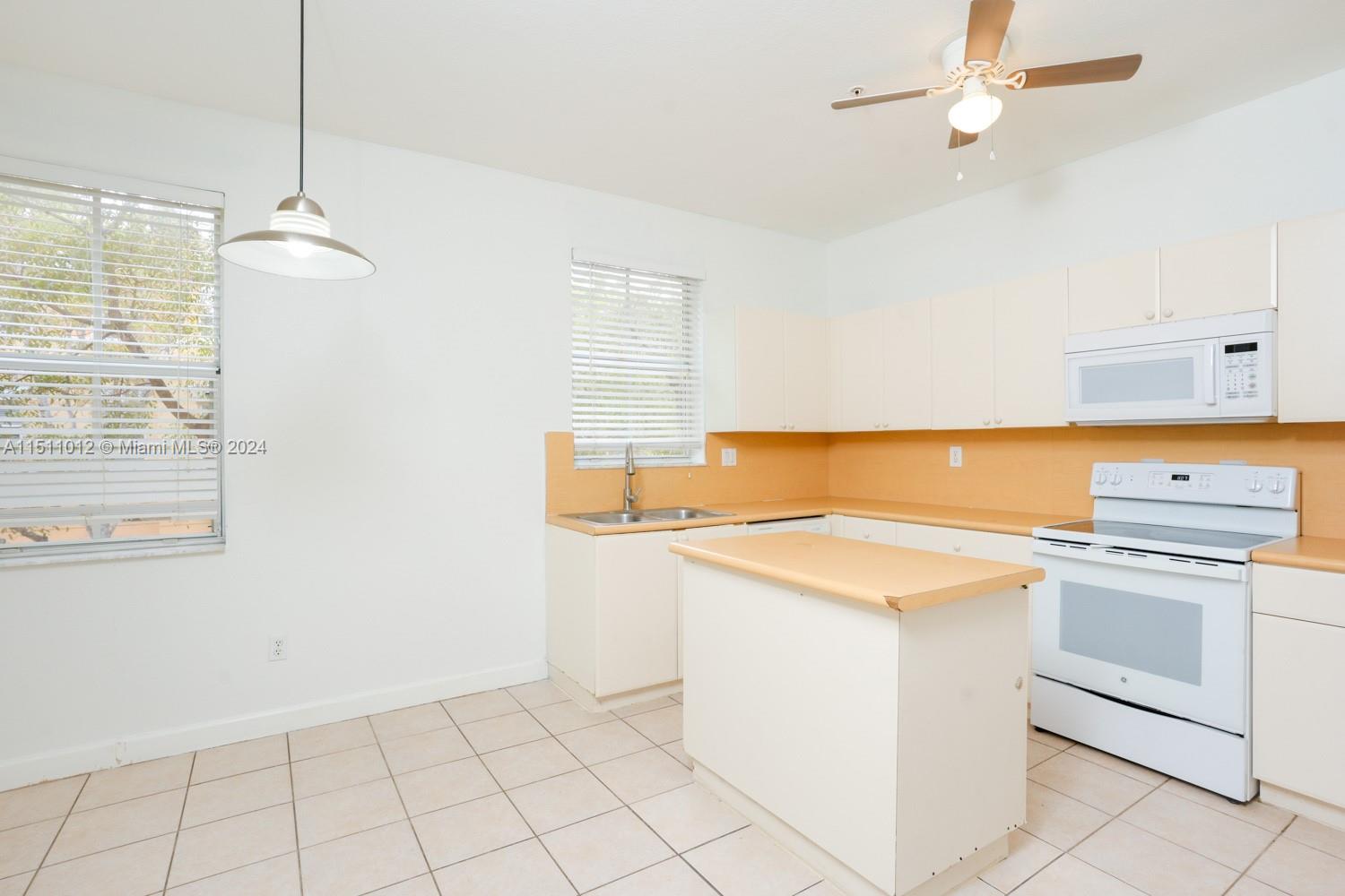 SHOMA TOWNHOMES AT ROYAL - Residential