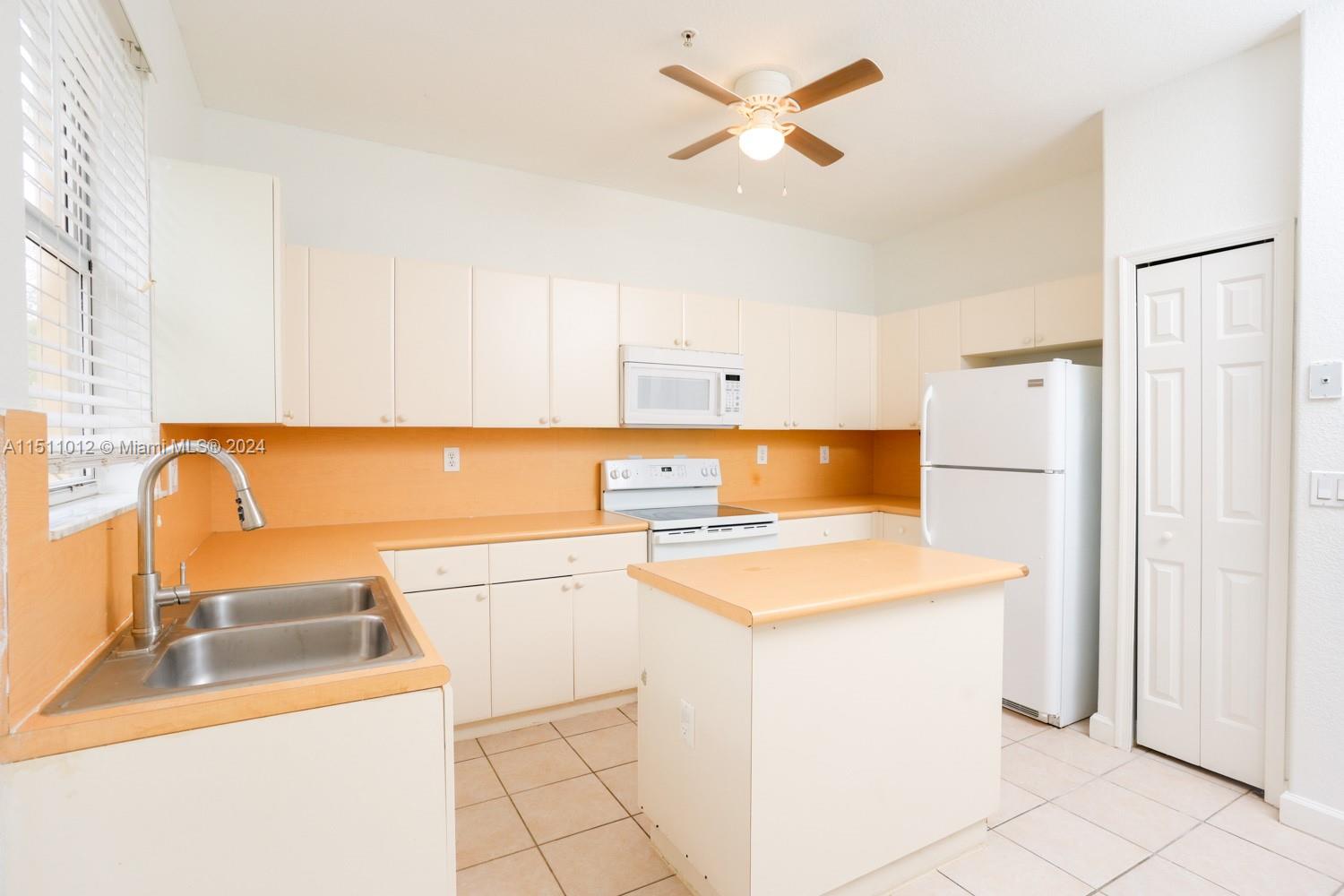 SHOMA TOWNHOMES AT ROYAL - Residential