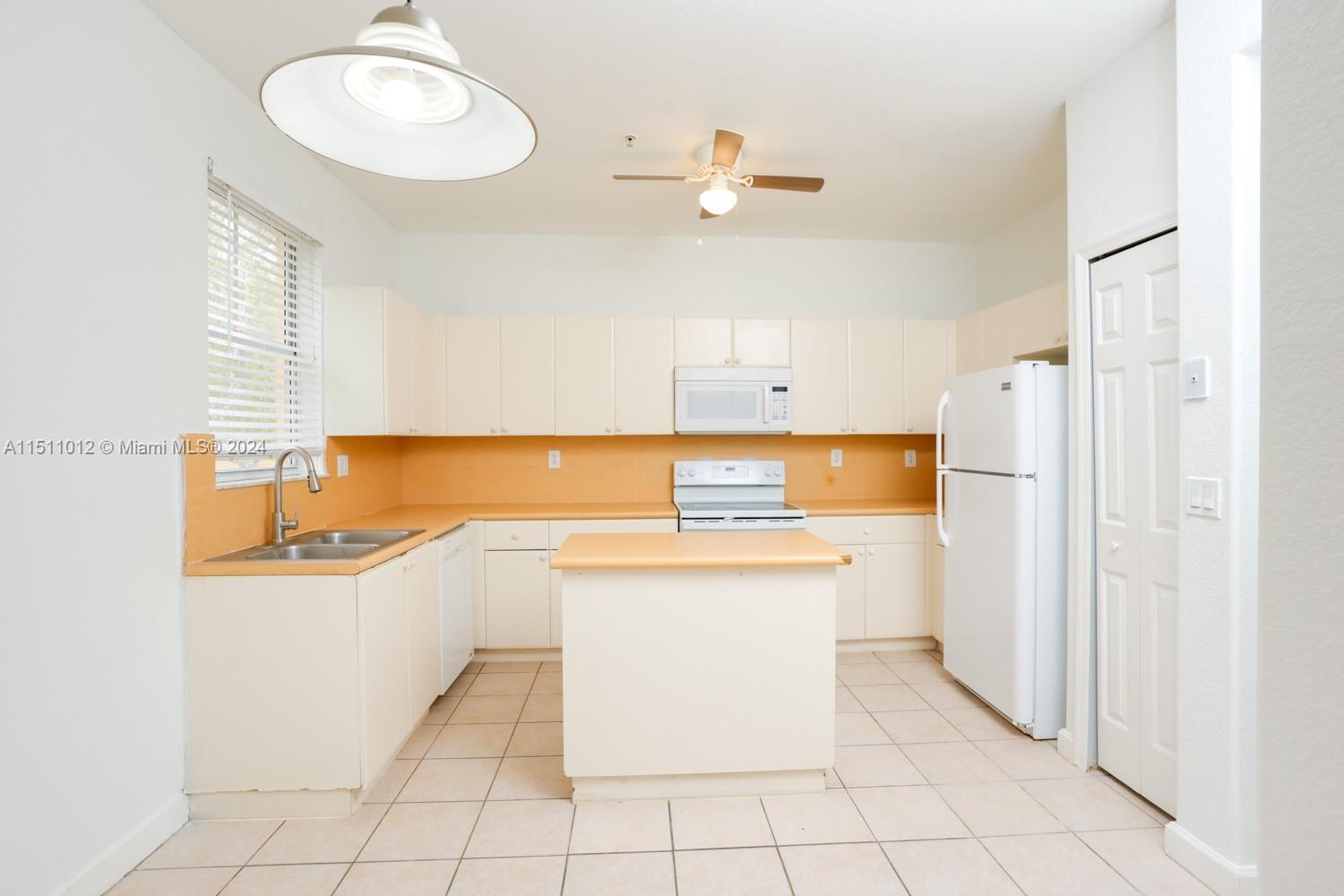SHOMA TOWNHOMES AT ROYAL - Residential