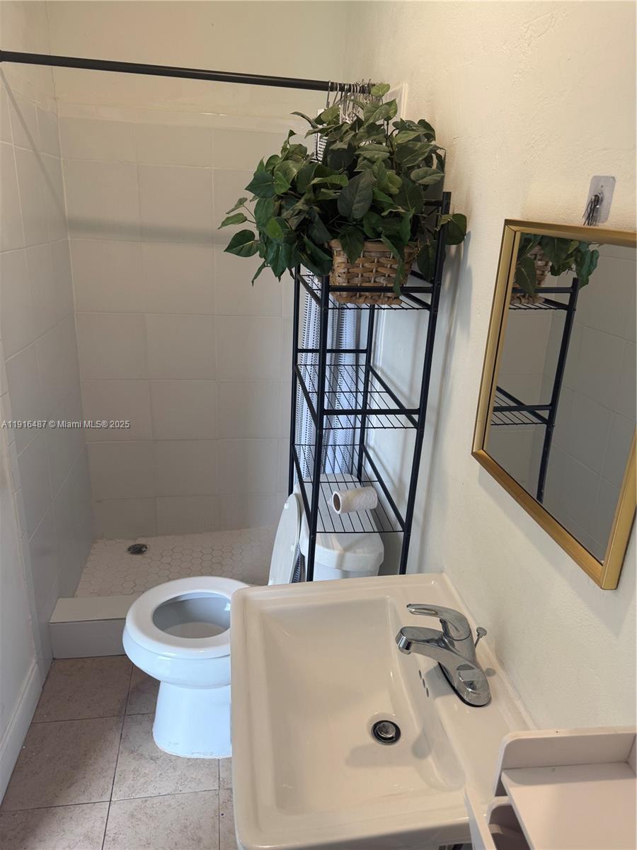 PALM LAKE - Residential Lease