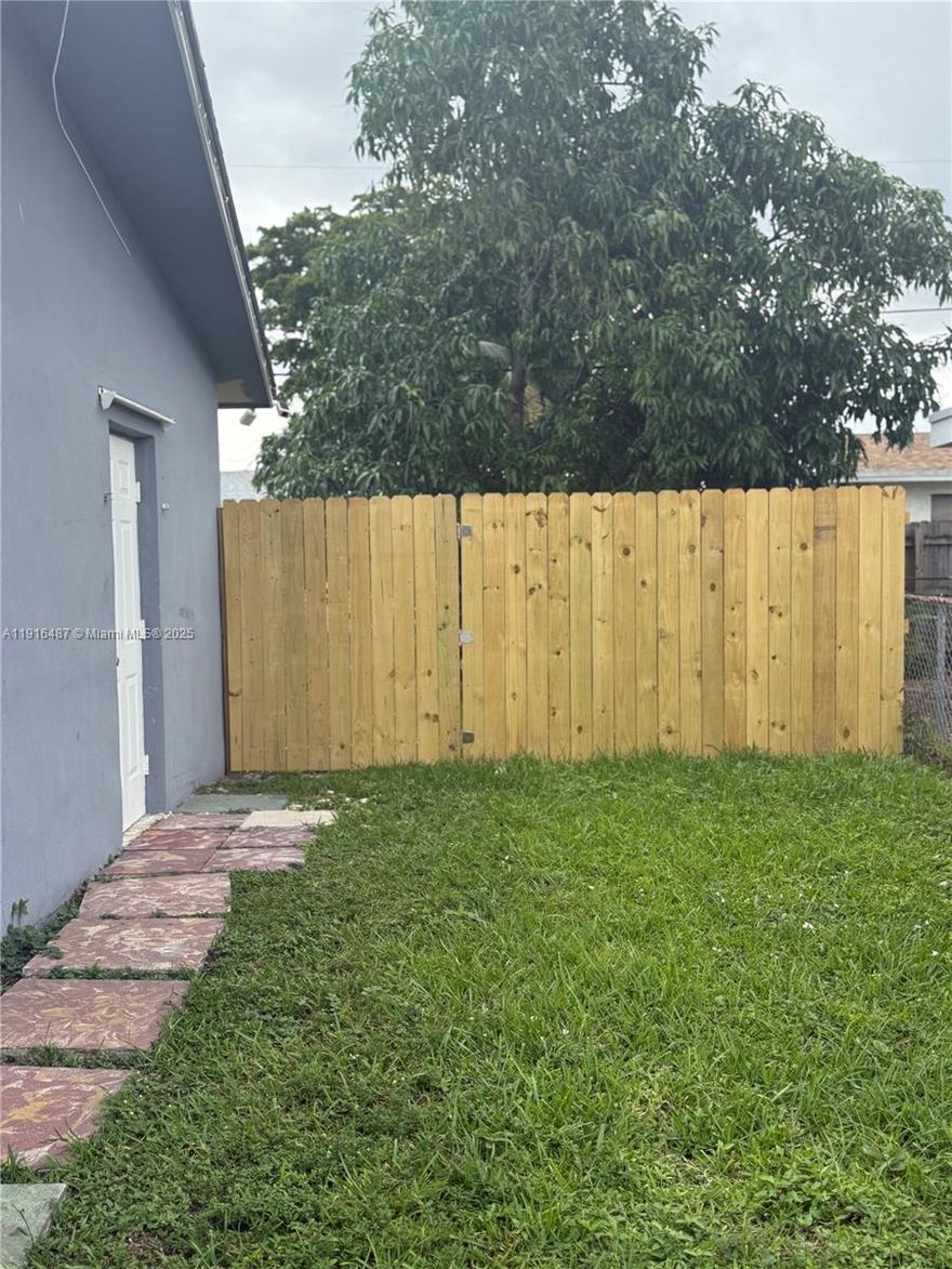 1 Bed / 1 Bath Efficiency – Prime Fort Lauderdale Location
Don’t miss this affordable and well-maintained efficiency.  Ideal for anyone seeking a clean, private space with quick access to major roads and local amenities.