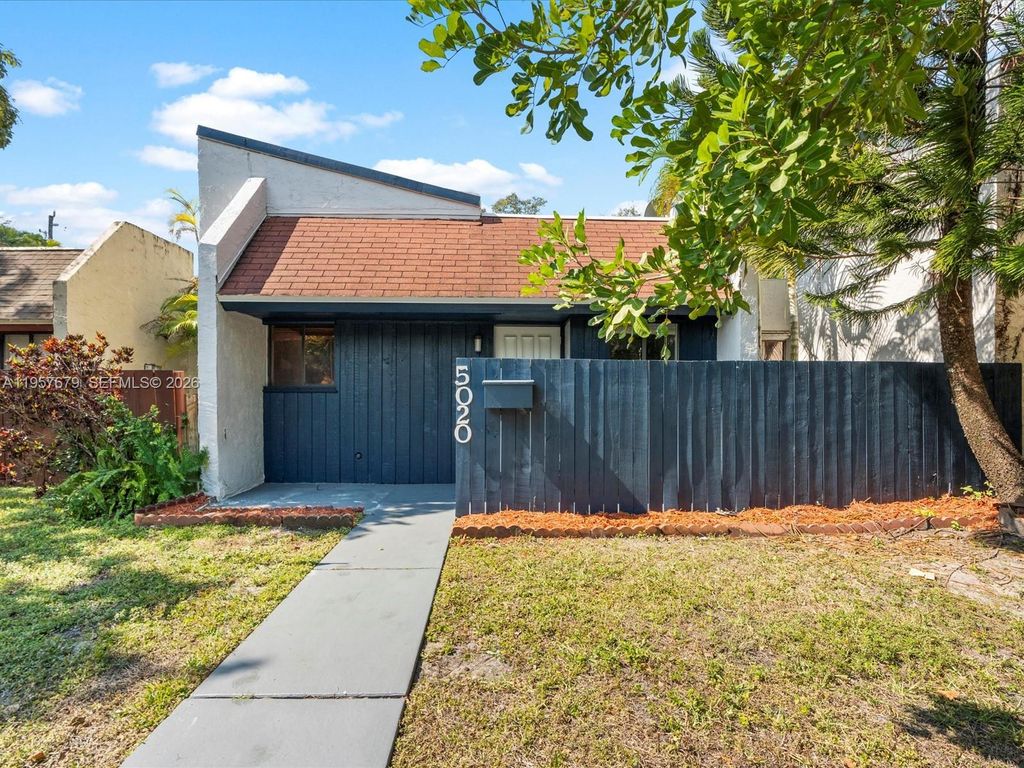 Photo of 5020 SW 40th Ave #5020, Fort Lauderdale, FL 33314 (MLS # A11957679)