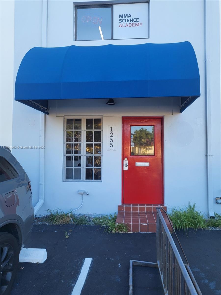 Great location in the heart of Ft Lauderdale. Positioned minutes away from the airport, major highways, beaches, and 9 minutes away from the Brightline Ft Lauderdale's stop for travelers. Easily accessible while still located privately. Great opportunity for multiple uses. would be perfect for a nutrition shop, Athletic shop, retail, health and wellness and more. Features a large space with Ac, Sink and outlets. Unit is already beautiful just awaiting your personal touch. *Plenty of free parking spaces* Surrounding notable tenants include, CrossFit Ft Lauderdale, MMA Gym and so much more. Call for more details, SQ ft is approximate.