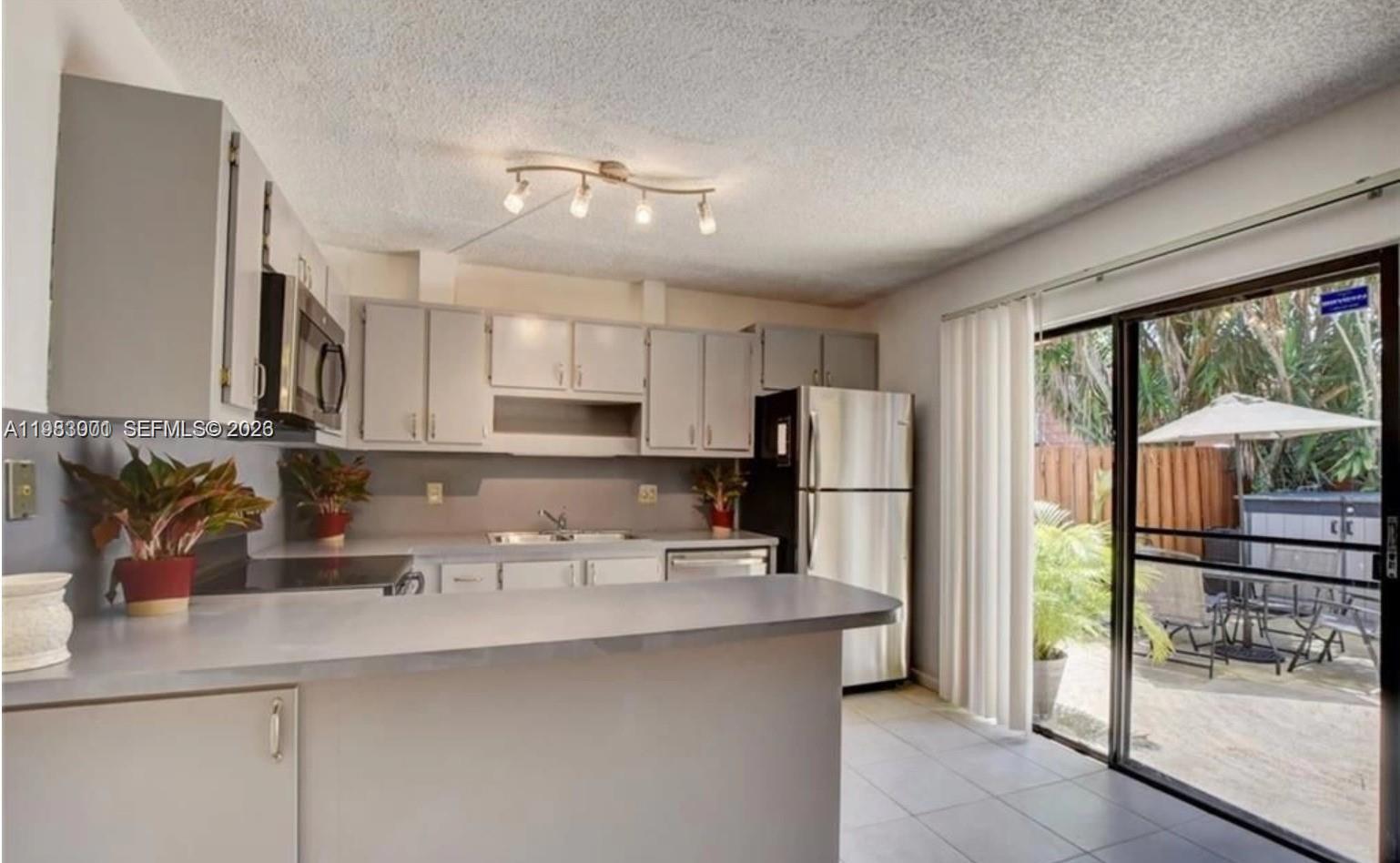 SPANISH WELLS - Residential