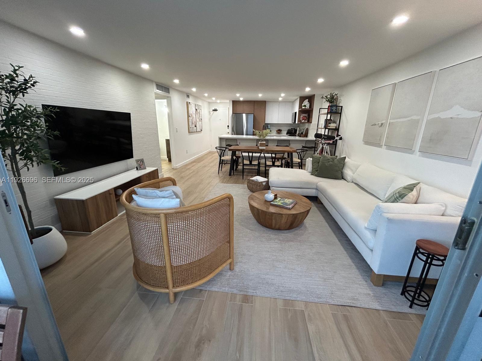 5838 Collins Ave 11D