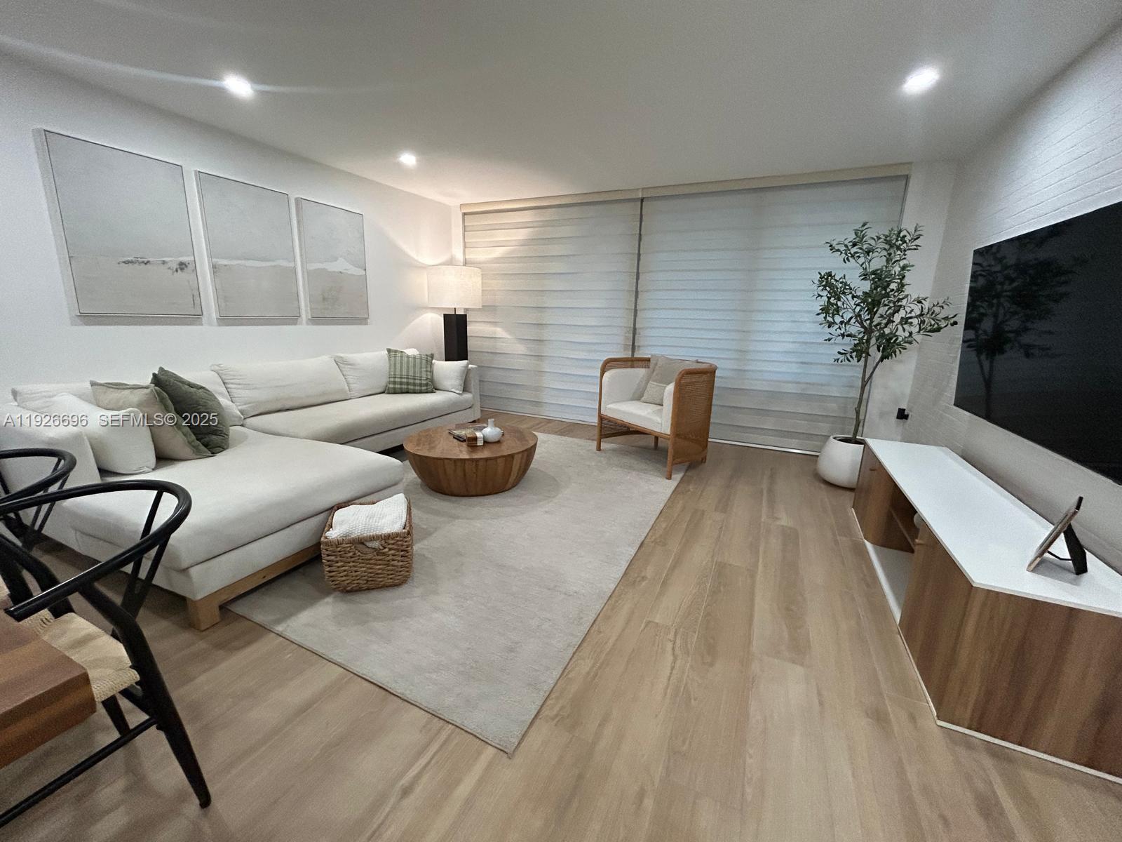 5838 Collins Ave 11D