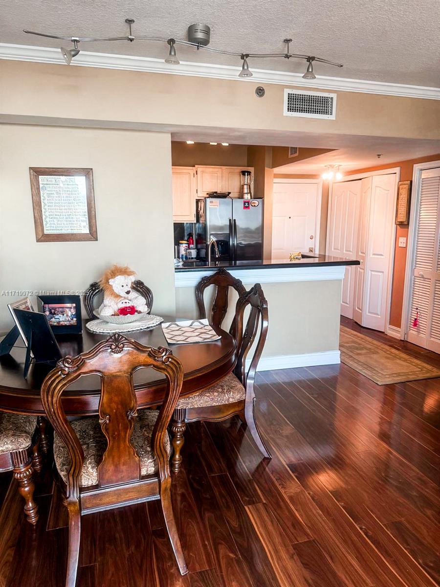 DA VINCI ON DOUGLAS CONDO - Residential