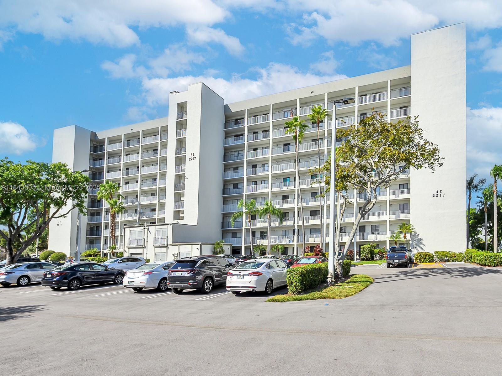 Absolutely gorgeous unit! Remodeled! new appliances, New Ac, New Water heater. Great location; near beautiful parks, modern shopping and entertainment, public transportation, 7 miles from beautiful beaches.