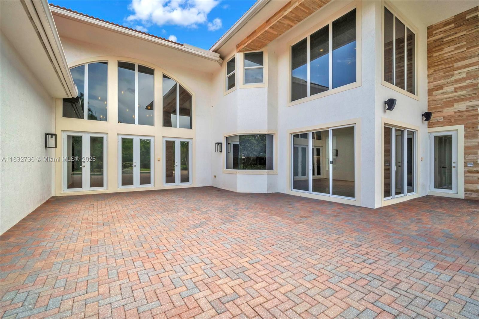 3200 LAKE RIDGE LANE