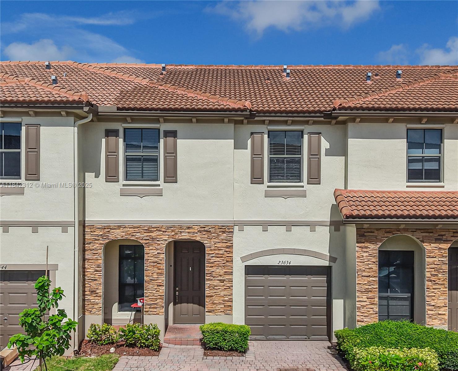 Great opportunity to live in this move in ready lakefront townhouse located in Silver Palms. This property features 3 bedrooms and 2 full bathrooms upsairs, a half bathroom downstairs, has a seperate living area, open kitchen, master bedroom has a large walk-in closet and has a fenced back patio with a lovely view to the lake. The community offers a kids playground, kids water park, clubhouse, fitness center and much more.