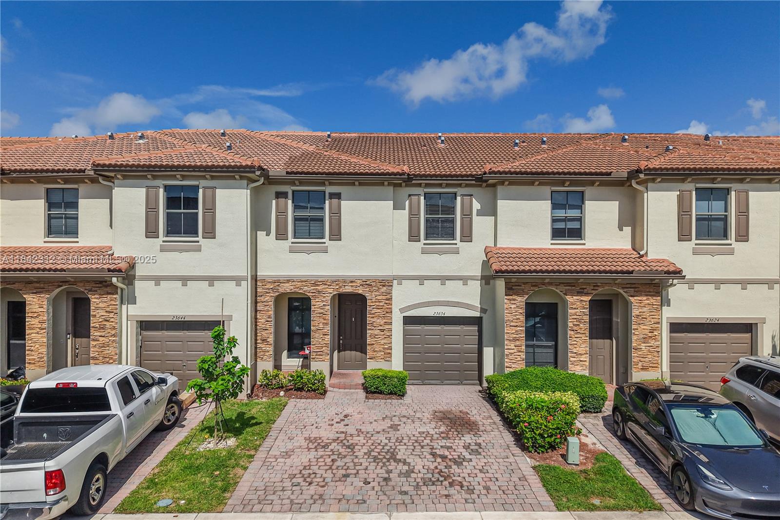 Great opportunity to live in this move in ready lakefront townhouse located in Silver Palms. This property features 3 bedrooms and 2 full bathrooms upsairs, a half bathroom downstairs, has a seperate living area, open kitchen, master bedroom has a large walk-in closet and has a fenced back patio with a lovely view to the lake. The community offers a kids playground, kids water park, clubhouse, fitness center and much more.