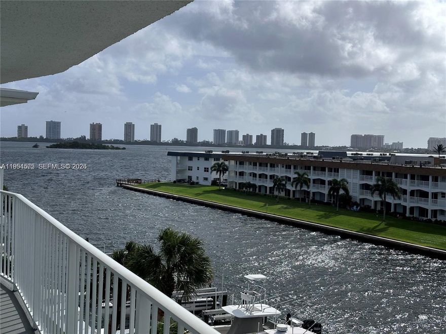 Great view of the Intracoastal waterway. Close to everything including restaurants and shopping! 
Showings Monday through Friday after 5pm with 24 hour notice. Showings on weekends after 10am with 24 hour notice.