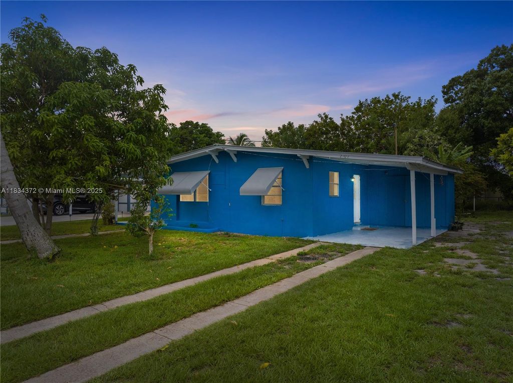 Photo of 2107 Golfview Ct, Fort Pierce, FL 34950 (MLS # A11834372)