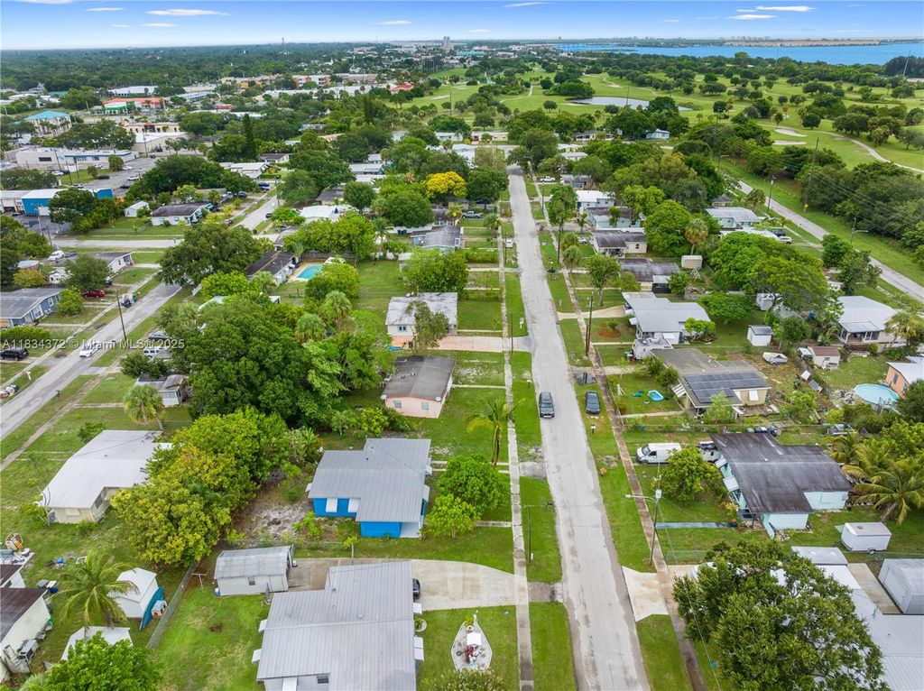 Photo of 2107 Golfview Ct, Fort Pierce, FL 34950 (MLS # A11834372)