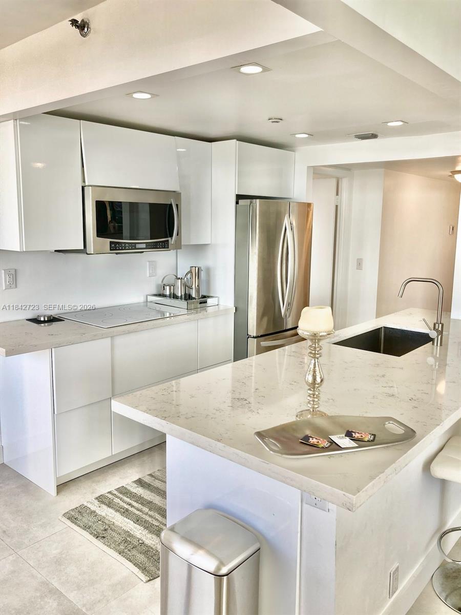 2555 Collins Ave PH214