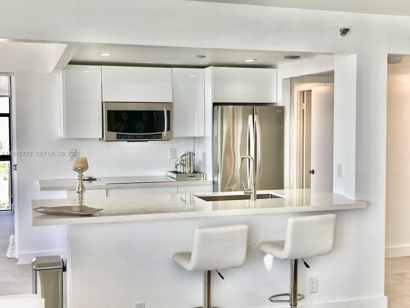 2555 Collins Ave PH214