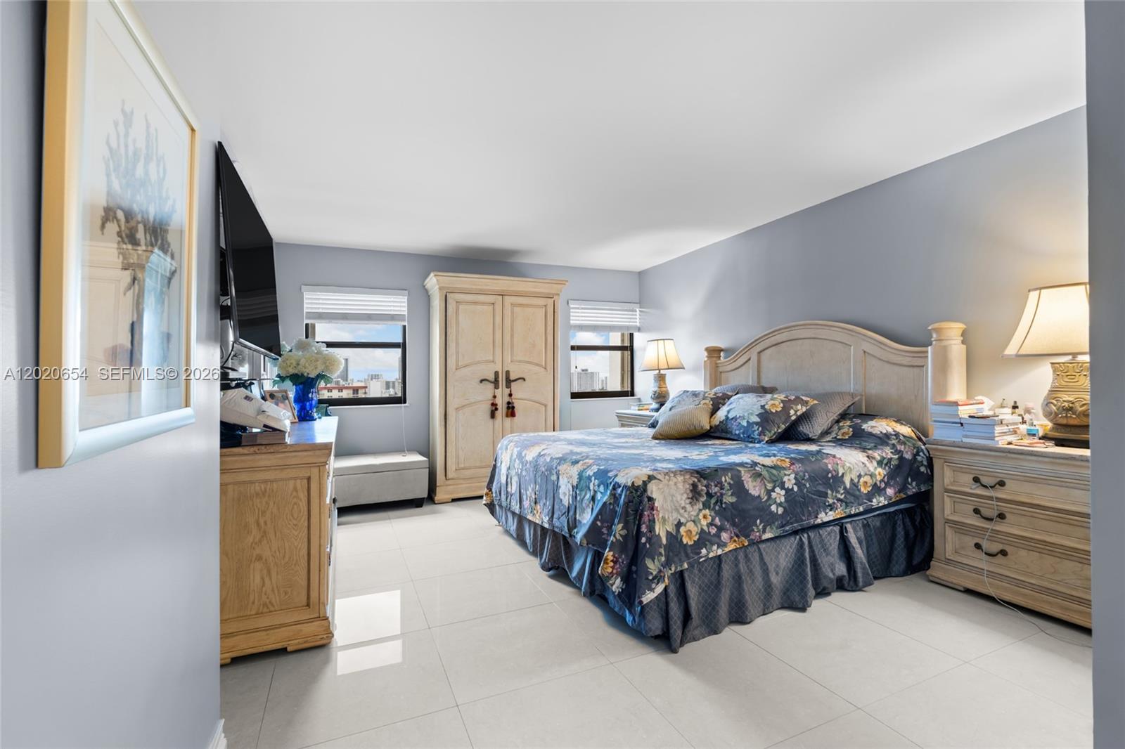 SUMMIT CONDO - Residential