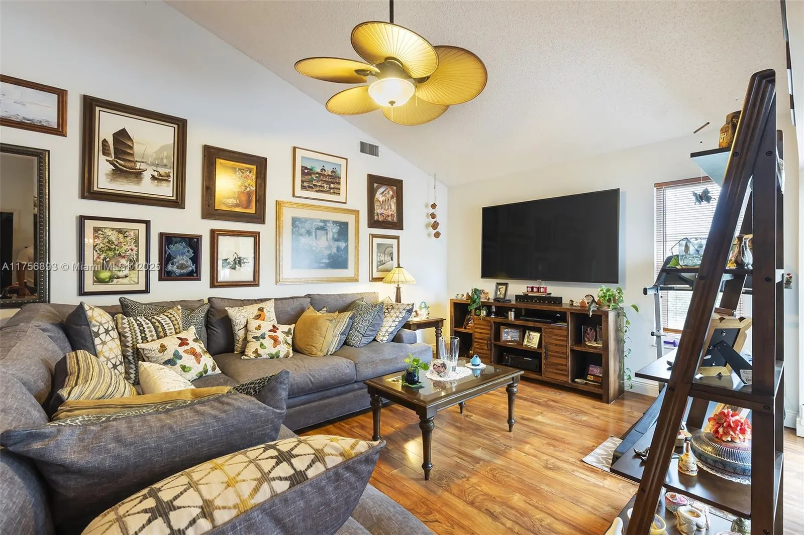 Davie, Florida 33325, United States, 3 Bedrooms Bedrooms, ,2 BathroomsBathrooms,Residential,Pending,82909