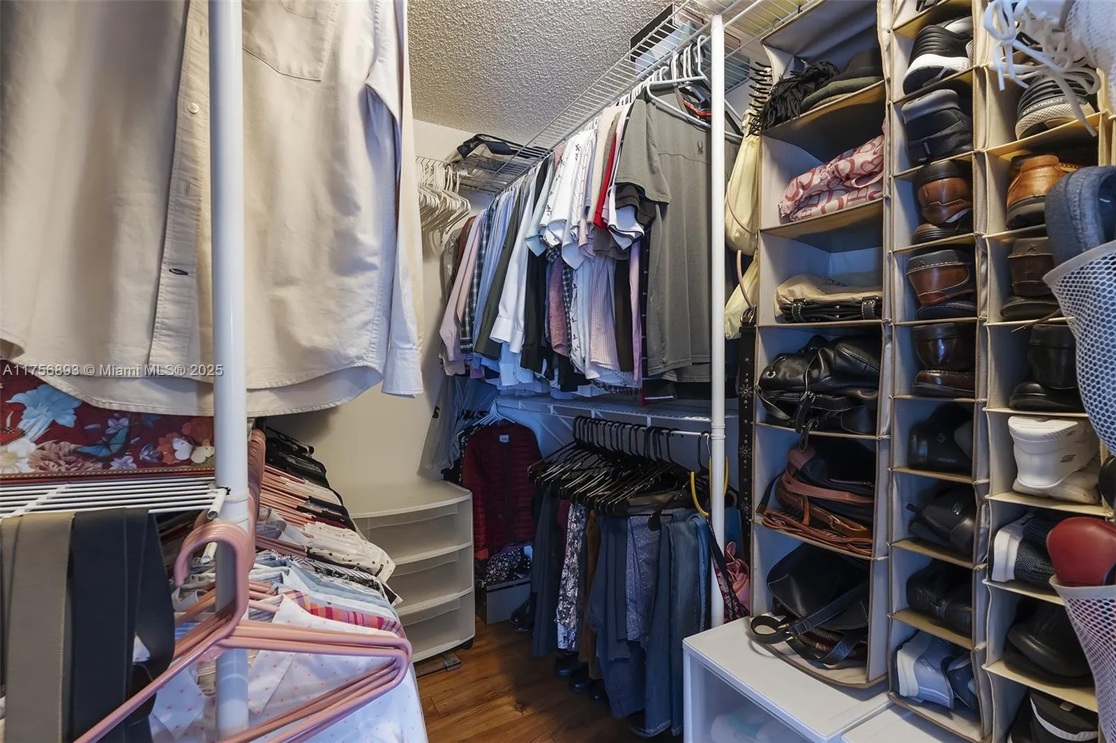 Davie, Florida 33325, United States, 3 Bedrooms Bedrooms, ,2 BathroomsBathrooms,Residential,Pending,82909