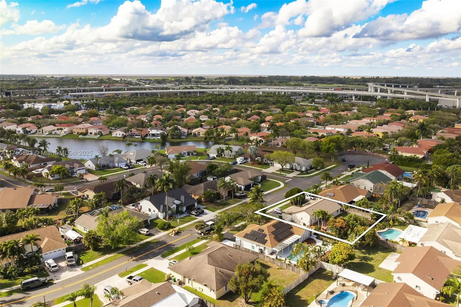 Davie, Florida 33325, United States, 3 Bedrooms Bedrooms, ,2 BathroomsBathrooms,Residential,Pending,82909