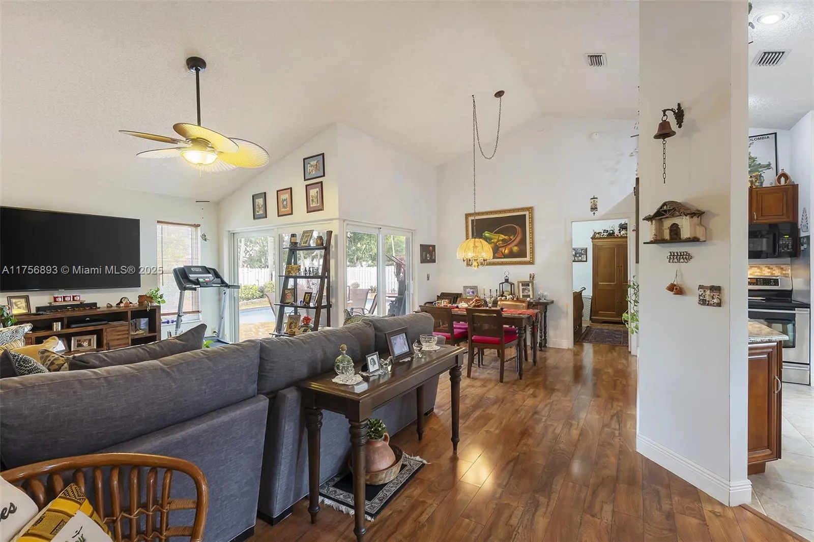 Davie, Florida 33325, United States, 3 Bedrooms Bedrooms, ,2 BathroomsBathrooms,Residential,Pending,82909