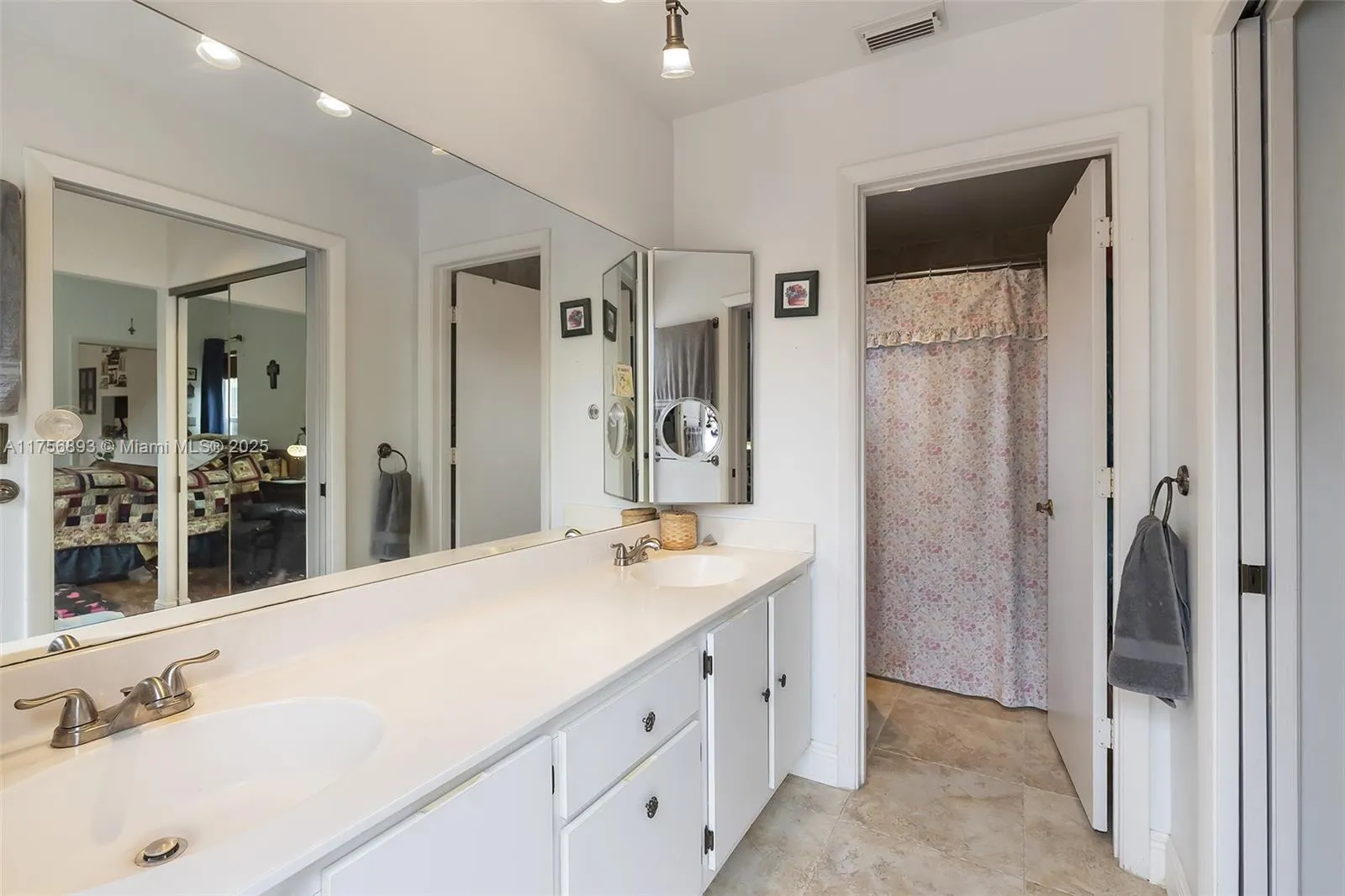 Davie, Florida 33325, United States, 3 Bedrooms Bedrooms, ,2 BathroomsBathrooms,Residential,Pending,82909