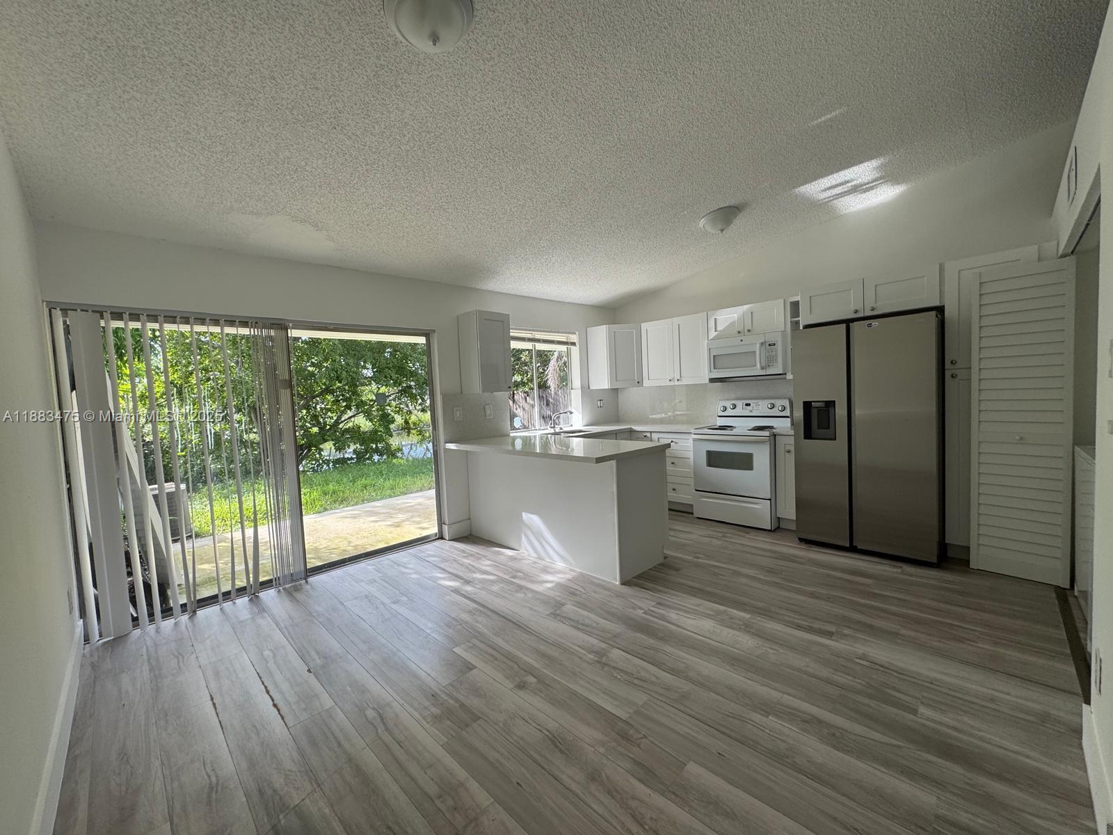 COUNTRY CLUB VILLAS TH CO - Residential Lease