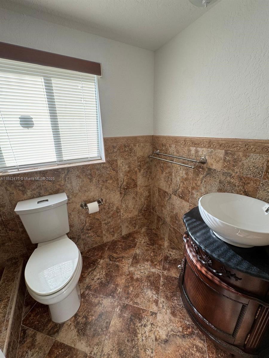 COUNTRY CLUB VILLAS TH CO - Residential Lease
