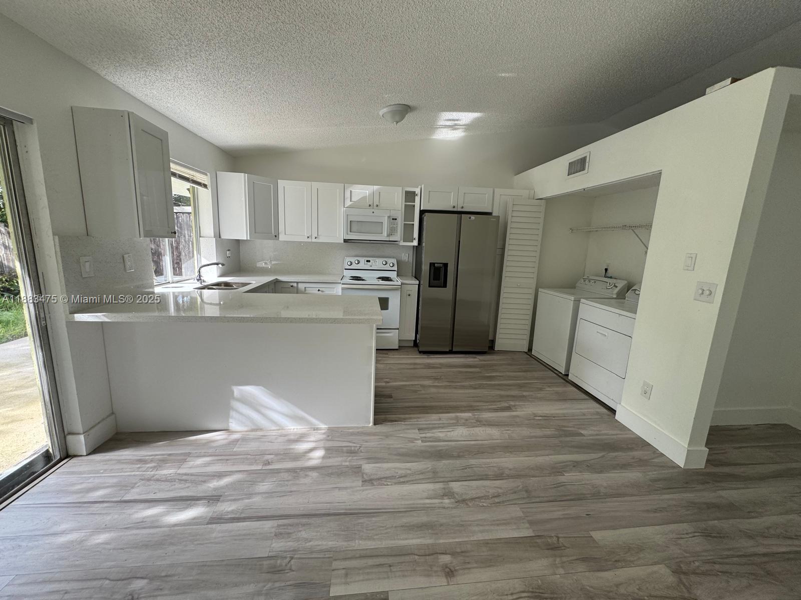 COUNTRY CLUB VILLAS TH CO - Residential Lease