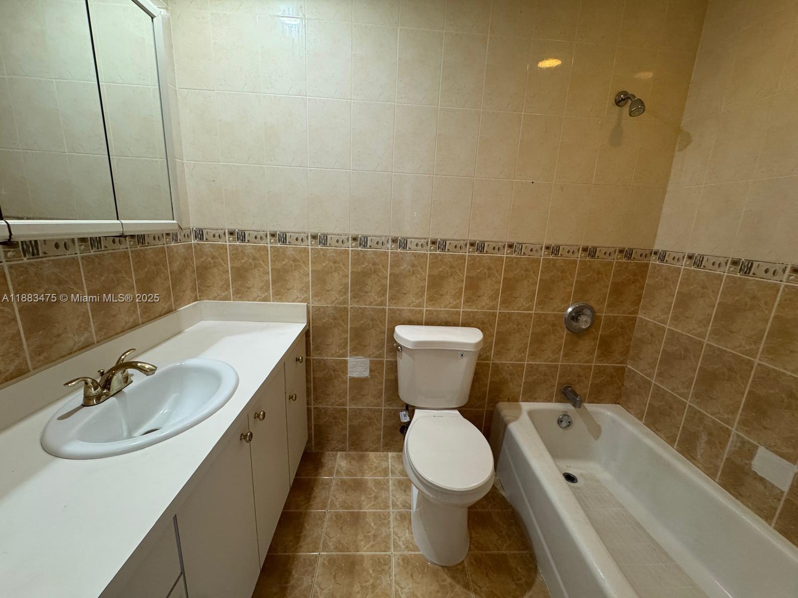COUNTRY CLUB VILLAS TH CO - Residential Lease