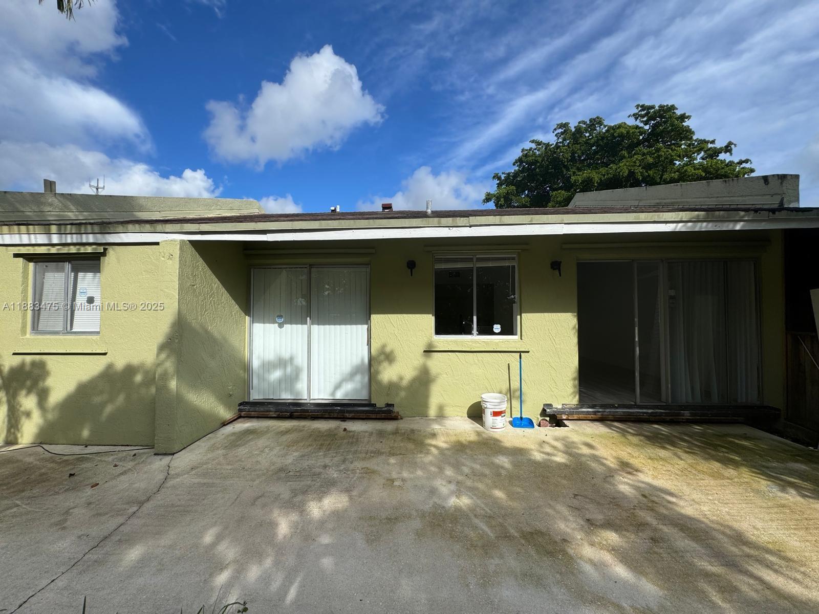 COUNTRY CLUB VILLAS TH CO - Residential Lease