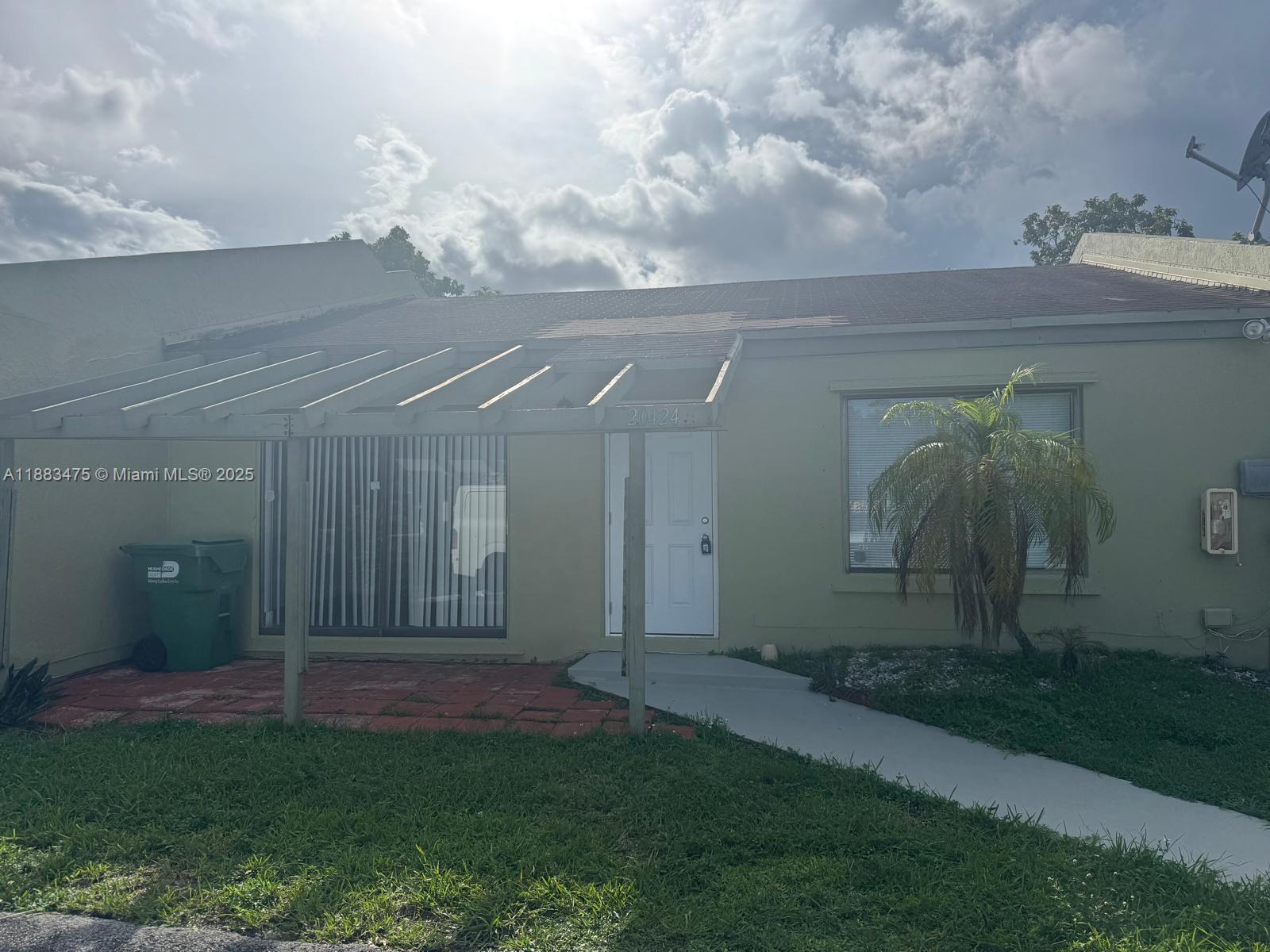 COUNTRY CLUB VILLAS TH CO - Residential Lease