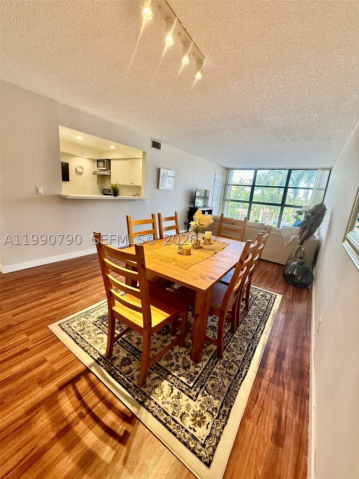 200 Leslie Dr 425