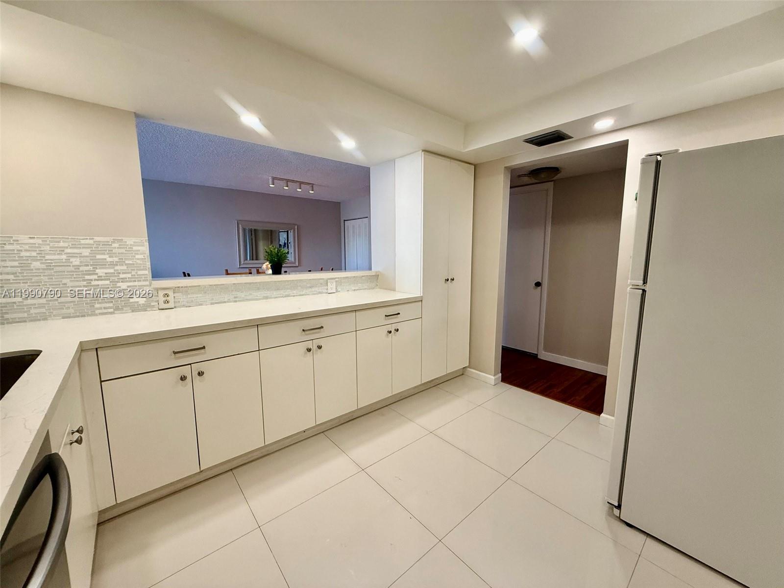 200 LESLIE CONDO - Residential